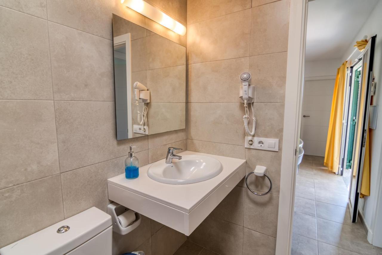Apartamentos Las Golondrinas Cala 'n Bosch Buitenkant foto